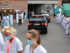 Бельгийн эмч сувилагч нар ерөнхий сайддаа “нуруугаа харуулж” эсэргүүцлээ илэрхийлжээ