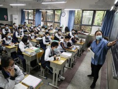 Элсэлтийн шалгалт өгөх Ухань хотын сурагчид сургуульдаа явж эхэллээ 