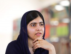 Дэлхийн хамгийн залуу Нобелийн шагналтан Оксфордын их сургуулийг төгслөө 