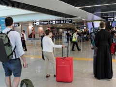 Европын орнууд хилээ нээж, жуулчдыг хүлээн авч эхэллээ