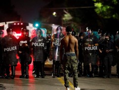 АНУ: Цагдаа нарт сэжигтэнг саатуулахдаа амьсгал боох арга ашиглахыг нь хоригложээ