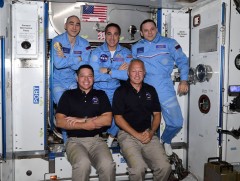 Америкийн сансрын нисгэгчид олон улсын сансрын төв дээр очоод байна