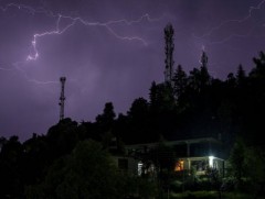 Энэтхэгт их хэмжээний аадар бороо орж олон арван хүн аянгад цохиулж нас баржээ 