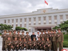 Ким Жон Ун офицерууддаа гар буу бэлэглэжээ