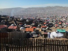 Олон хүүхэдтэй айл болон хөгжлийн бэрхшээлтэй хүүхдүүдэд хувцас, тоглоом хандивлалаа