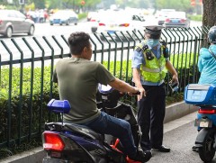 Цахилгаан мотоциклоор зорчихдоо заавал дуулга өмсөнө