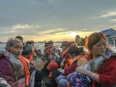 Үерт боогдсон иргэдийг аварчээ