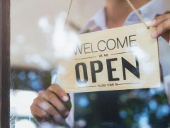 Цар тахлын үед жижиг бизнес эрхлэгчид үйл ажиллагаагаа шинэ нөхцөл байдалд тохируулан өөрчилж байна