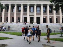 АНУ дахь гадаад оюутнуудыг албадан гаргах шийдвэр маргаан үүсгэж байна