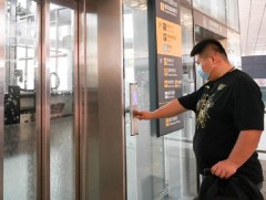 Нисэх буудлын цахилгаан шатыг хэт улаан туяаны мэдрэгчтэй товчлууртай болгожээ