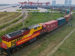 Амны хаалт ачсан тусгай галт тэрэг Хятадаас Итали руу хөдөлжээ