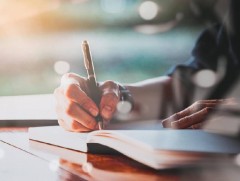 Сонсголгүй 20 хүртэлх насны иргэдийн дунд эссэ бичлэгийн уралдаан зарлалаа