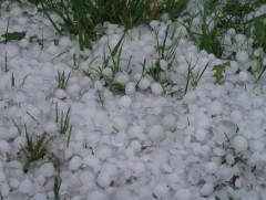 Хүчтэй аадар бороо, мөндөр орсны улмаас цахилгаан тасарчээ 