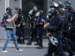 АНУ: Луисвилл хот дахь эсэргүүцлийн хөдөлгөөний үеэр хоёр цагдаа буудуулжээ  