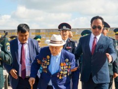 Монгол дайчдын болон Зөвлөлтийн нисгэгчдийн, Маршал Чойбалсангийн хөшөөнд цэцэг өргөлөө