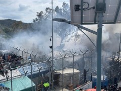 Галд өртсөн Грекийн хуарангийн дүрвэгсэд гудамжинд хоноцгоож байна   