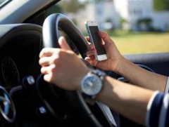 Жолооч гар утсаа оролдох нь замын хөдөлгөөний эрчмийг удаашруулдаг 