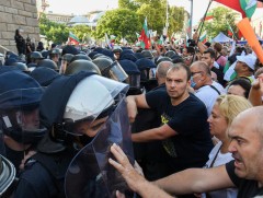 Болгарын цагдаа нар жагсагчдын майхант хотхоныг нурааж байна 