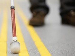 Харааны бэрхшээлтэй иргэд ганцаараа явган хүний замаар зорчиход хүндрэлтэй байна