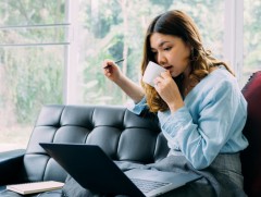 Бүсгүйчүүд эмчээс илүүтэйгээр интернетэд найддаг