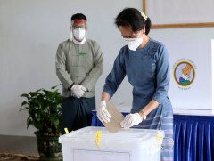 Аун Сан Су Чи саналаа урьдчилан өгчээ