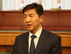 Долоон дипломатчийг ажлаас нь чөлөөлжээ