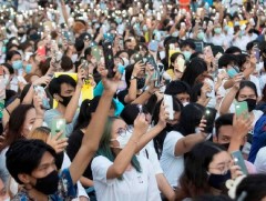 Тайланд: Жагсагчид банкны хувьцаагаа буцааж өгөхийг эзэн хаанаасаа шаарджээ