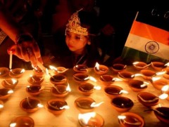 Энэтхэгт нэг дор 584.572 тосон дэн асааж Гиннесийн амжилтаа хадгалжээ 