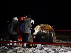 Сарны хөрсний дээж тээсэн “Чанъэ-5” сансрын аппаратын эргэх капсул амжилттай газардлаа 