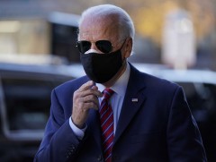 Жозеф Байден хөлөө гэмтээжээ