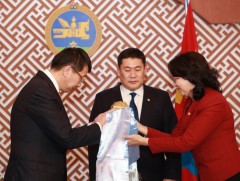 Ерөнхий сайд Л.Оюун-Эрдэнэ зарим сайд нарт тамгыг нь хүлээлгэн өгөв
