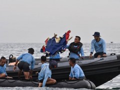 Индонезийн иргэний агаарын тээврийн Бойнг 737-500 загварын онгоц Ява тэнгист осолджээ