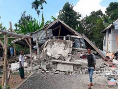 Индонезэд газар хөдлөлтийн үеэр 15 хүн амиа алджээ 