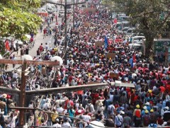 Мьянмарын төрийн албан хаагчид цэргийн дэглэмийн эсрэг жагсаалд нэгджээ