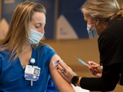 АНУ 100 сая тун вакцин хийх зорилтоо хугацаанаас нь өмнө биелүүлж байна 