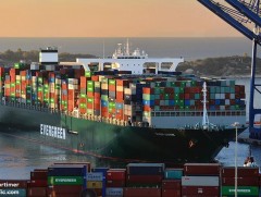 Эвер Гивен хөлгийн Суэцийн сувагт гацаа үүсгэсэн шалтгааныг мөрдөн шалгана 