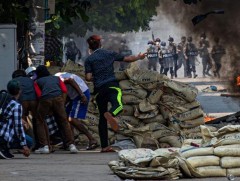 Мьянмарын цэргийнхэн баасан гарагийн жагсаалын үеэр 10 гаруй хүнийг хөнөөжээ 