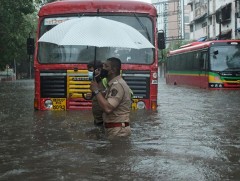 Энэтхэгт далайн хүчтэй шуурганы улмаас 3,5 сая хүнийг нүүлгэн шилжүүлжээ