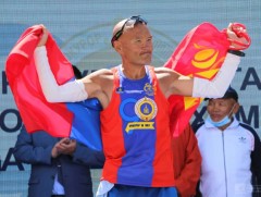 Ахмад гүйгч Б.Болдбаатар 800 км зам туулан Архангай аймагт иржээ