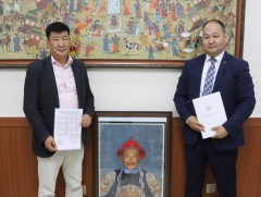 “Чингис хаан” музейд толилуулах үзмэрүүдийг Соёлын яаманд хүлээлгэн өгөв 