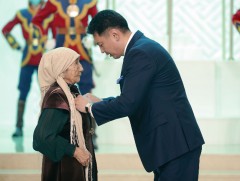 Монгол Улсын Ерөнхийлөгч У.Хүрэлсүх төрийн дээд цол, одон медаль хүртээв