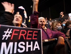 Тбилист Михаил Саакашвилиг суллахыг шаардсан жагсаал боллоо