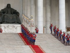 Төрийн далбааг мандуулж, Их цагаан тугийг цэнгүүллээ