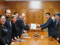 Орхоны хөндий дэх археологийн судалгааны “Хархорум” номыг ЕТГ-т хүлээлгэн өглөө