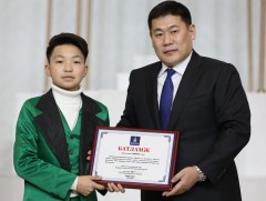 Ерөнхий сайд Л.Оюун-Эрдэнэ 2021 оны онцлох хүүхдүүдийг шагналаа