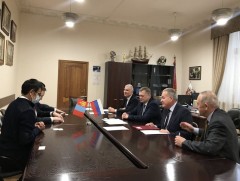 Зам, тээврийн хөгжлийн сайд Л.Халтар Москва хотын Авто замын дээд сургуулийн захирал Д.Б.Ефименкот..