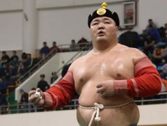 Улсын арслан Э.Оюунболдын барилдах эрхийг 8 жилээр хаслаа