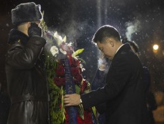 Монгол Улсын Ерөнхийлөгч У.Хүрэлсүх “Ялалтад тэмүүлсэн морьд” хөшөөнд цэцэг өргөлөө