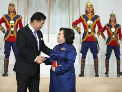 Хоршоологчдыг төрийн дээд цол, одон, медалиар шагналаа 