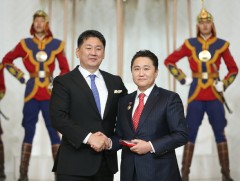 Батмөнхийн Чинбатад Урлагийн гавьяат зүтгэлтэн цол хүртээлээ